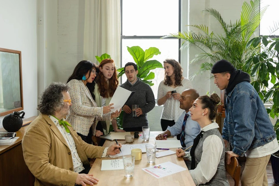 Team di insegnanti e studenti in un'aula moderna